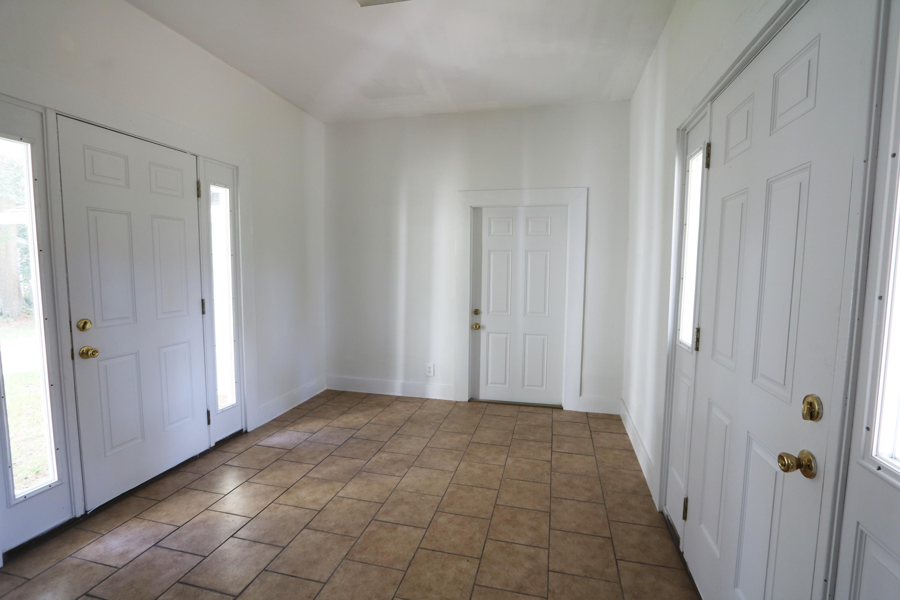 303 Johnston Street St. George, SC 29477 - Photo 10 of 20 Laundry/Mud Room