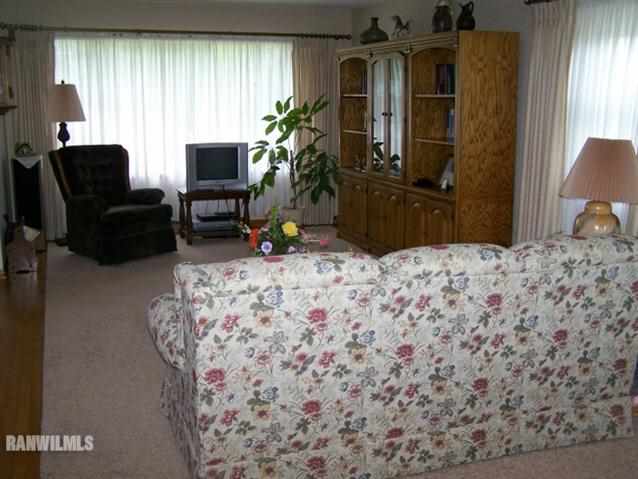 1940 West Middlebury Road Freeport, IL 61032 - Photo 4 of 8 Gallery Image 4