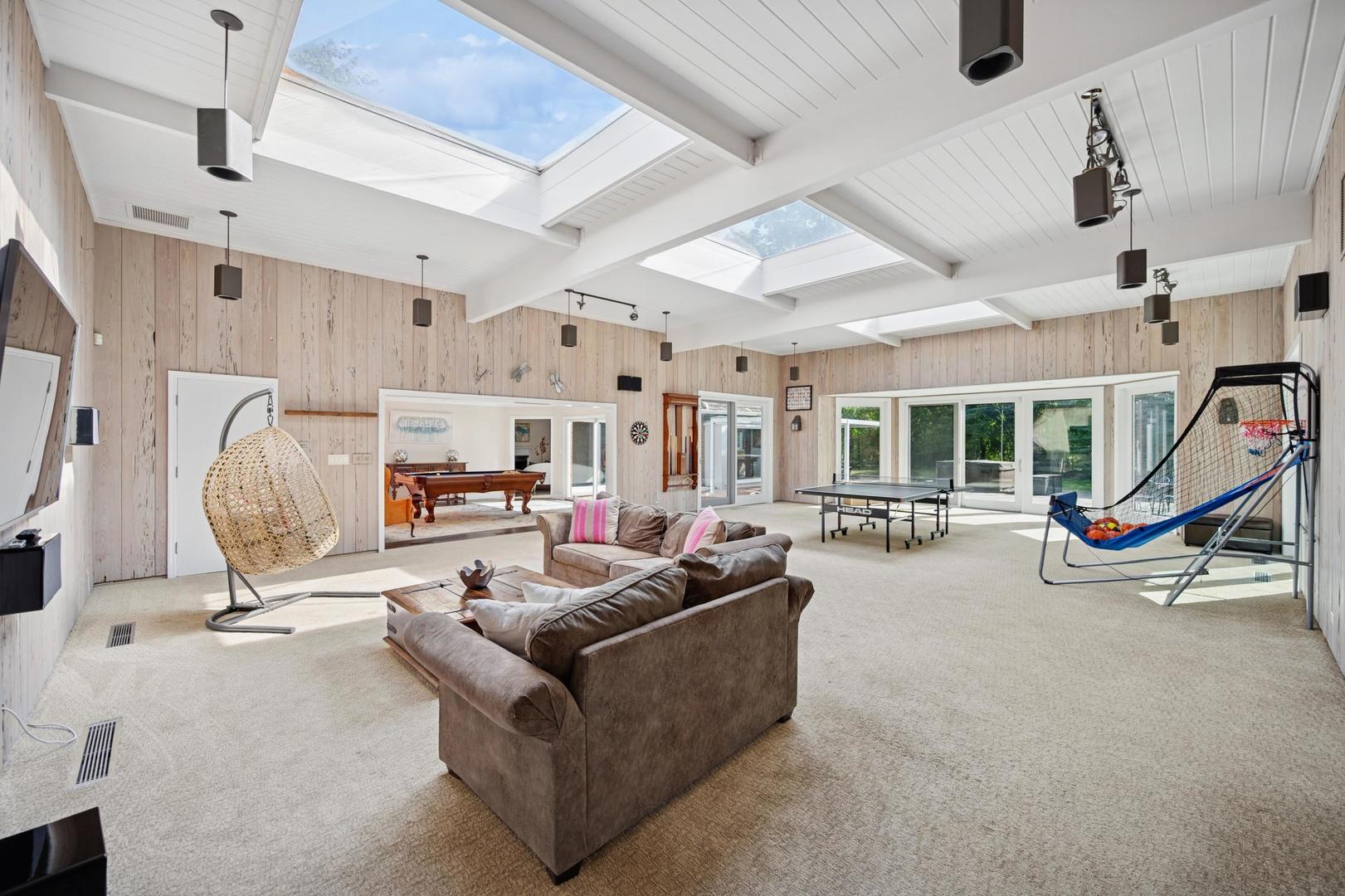 32 Meadowview Road Northfield, IL 60093 - Photo 35 of 69 a living room with furniture gym equipment and a chandelier
