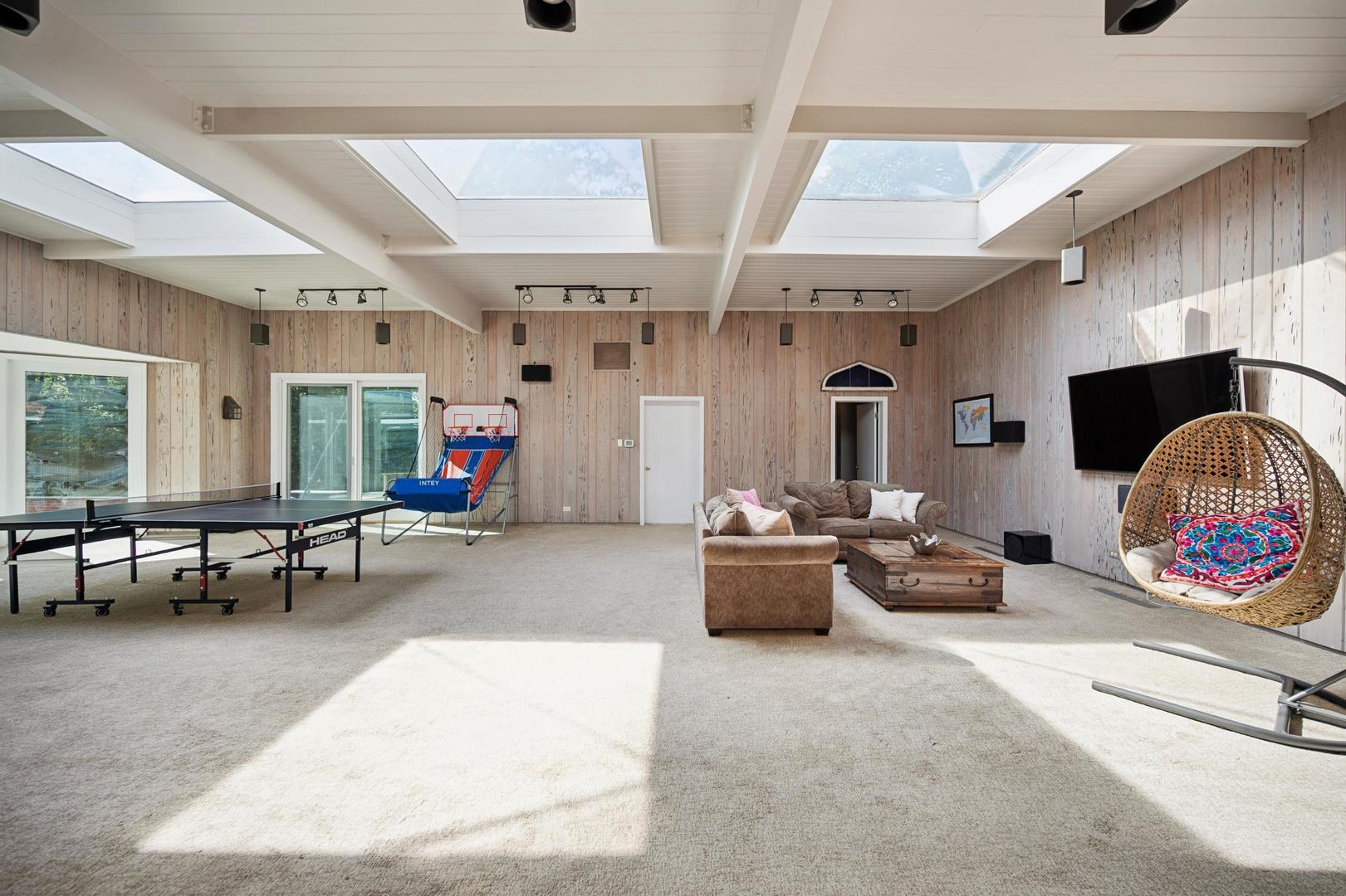 32 Meadowview Road Northfield, IL 60093 - Photo 36 of 69 a living room with furniture and a flat screen tv