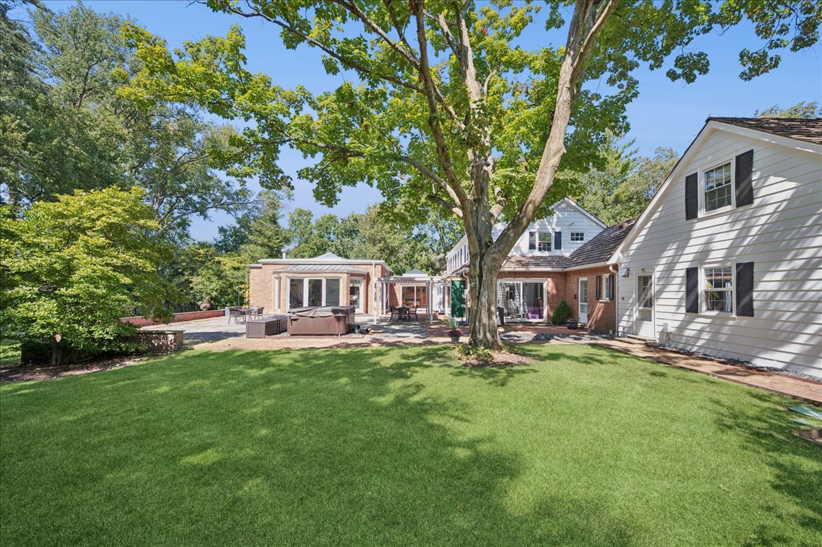 32 Meadowview Road Northfield, IL 60093 - Photo 5 of 69 a front view of a house with a garden