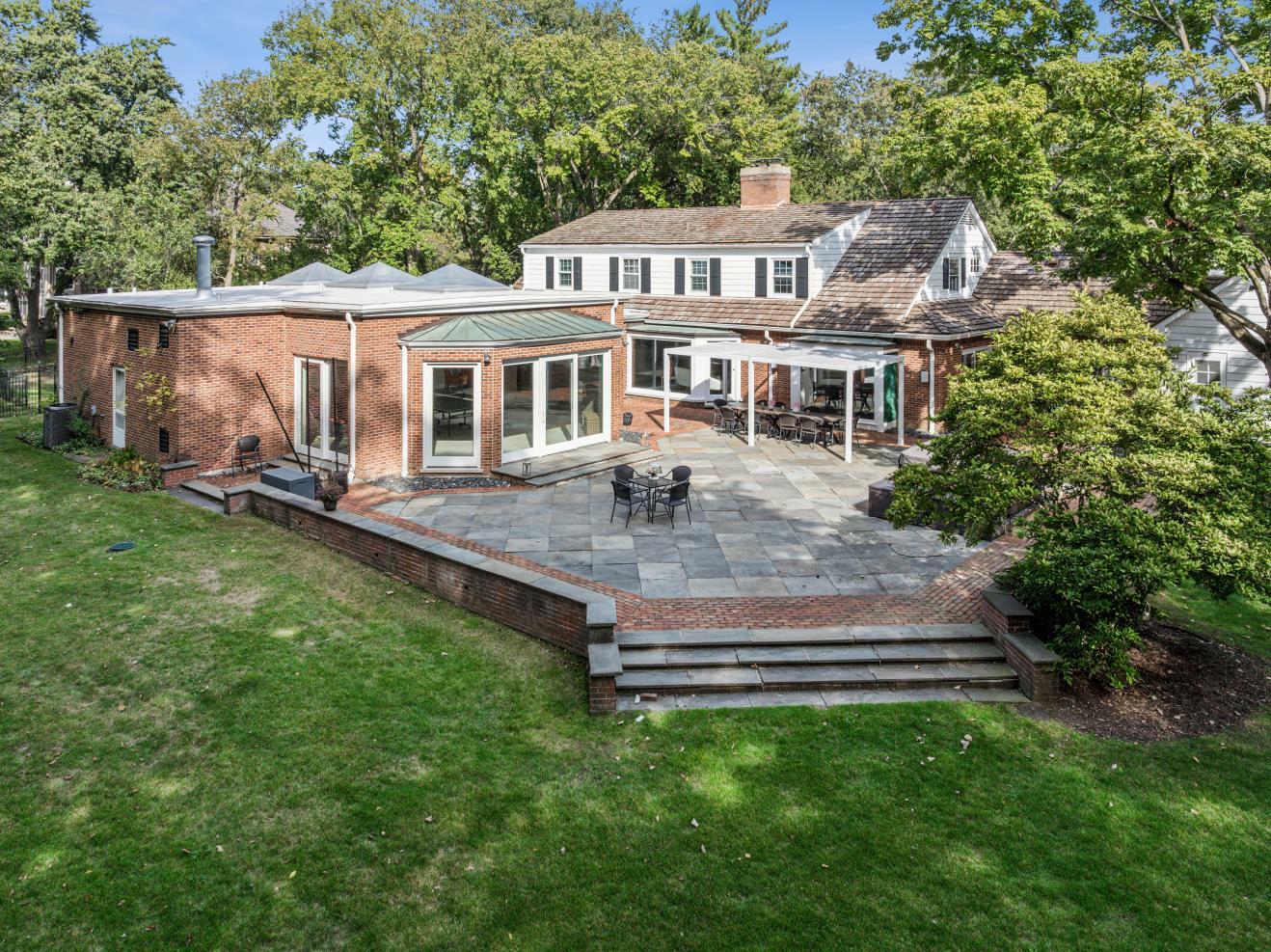 32 Meadowview Road Northfield, IL 60093 - Photo 64 of 69 a front view of a house with a garden