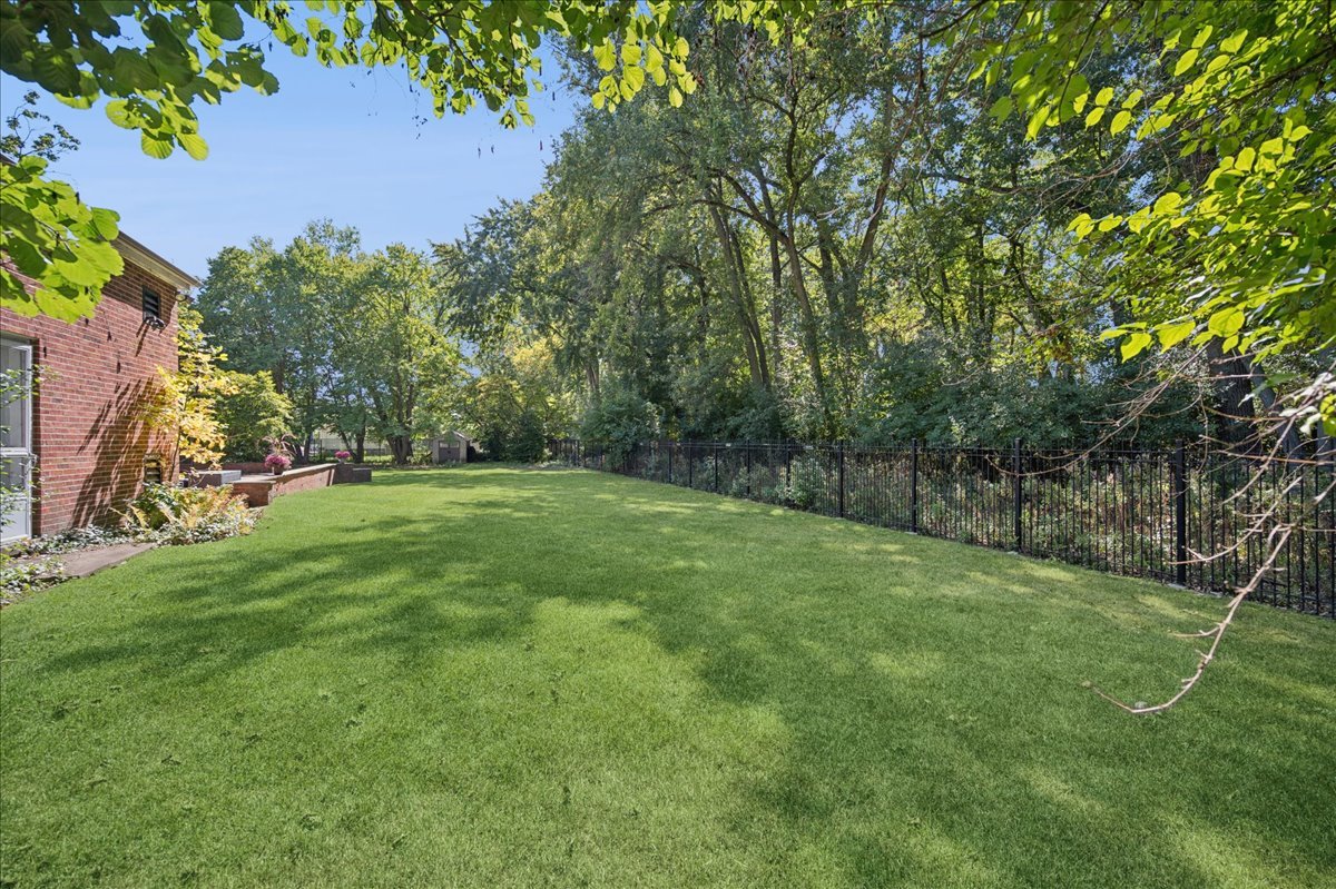 32 Meadowview Road Northfield, IL 60093 - Photo 10 of 69 a view of a field with a tree
