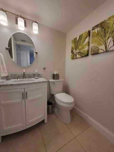 1605 Highway 1, Unit F203 Jupiter, FL 33477 - Photo 23 of 39 Half bath