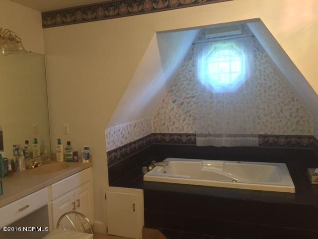 1810 Haskett Road Kinston, NC 28501 - Photo 8 of 19 1810 Haskett MBRbath
