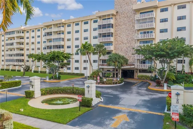 $315,000 | 800 Northeast 195th Street, Unit 720, Miami, FL 33179
