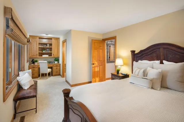 $3,695,000 | 6306 Maple Ridge, Excelsior, MN 55331