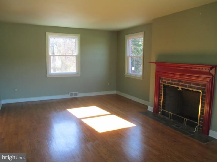 382 Shelbourne Road Reading, PA 19606 - Photo 3 of 22 Gallery Image 3