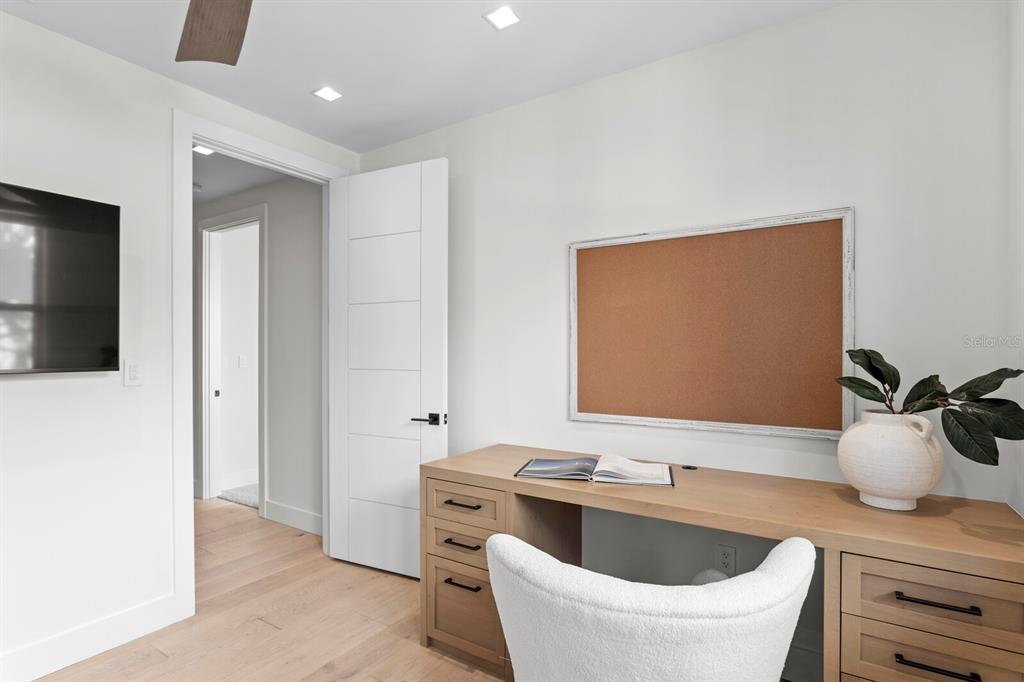 5129 West Neptune Way Tampa, FL 33609 - Photo 33 of 77 a bathroom with a granite countertop sink and a bathtub