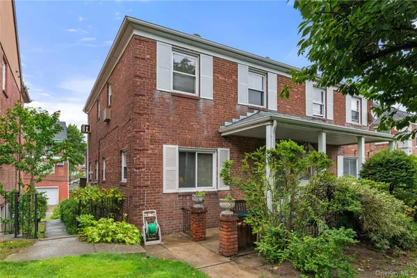 $995,000 | 175-19 74th Avenue | Hillcrest