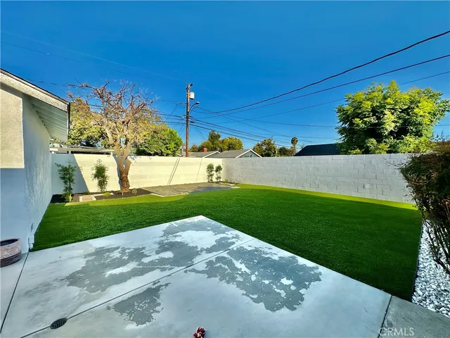 a view of a back yard