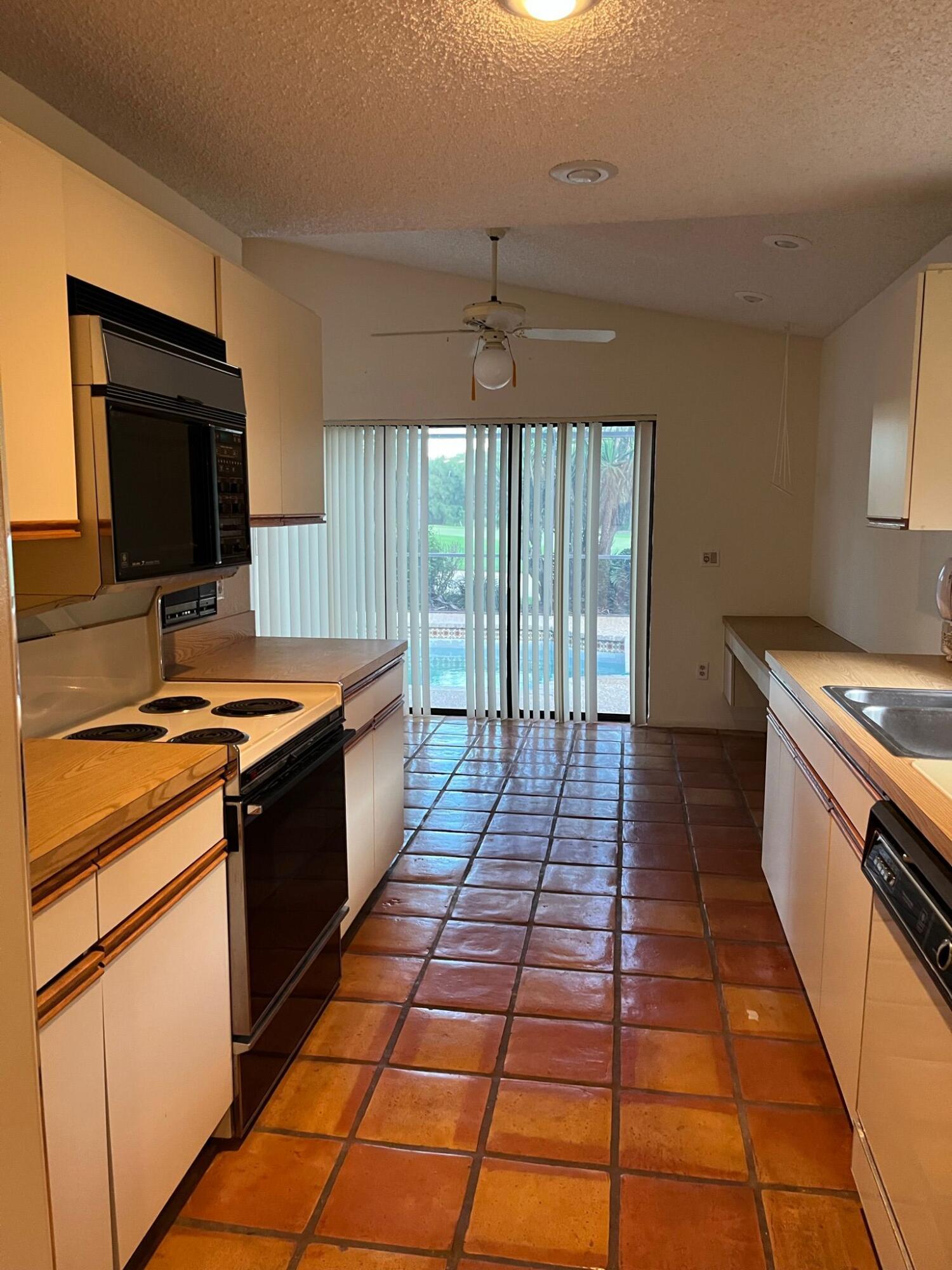 21434 Bridgeview Drive Boca Raton, FL 33428 - Photo 6 of 19 PHOTO-2022-08-30-09-13-11 (1)