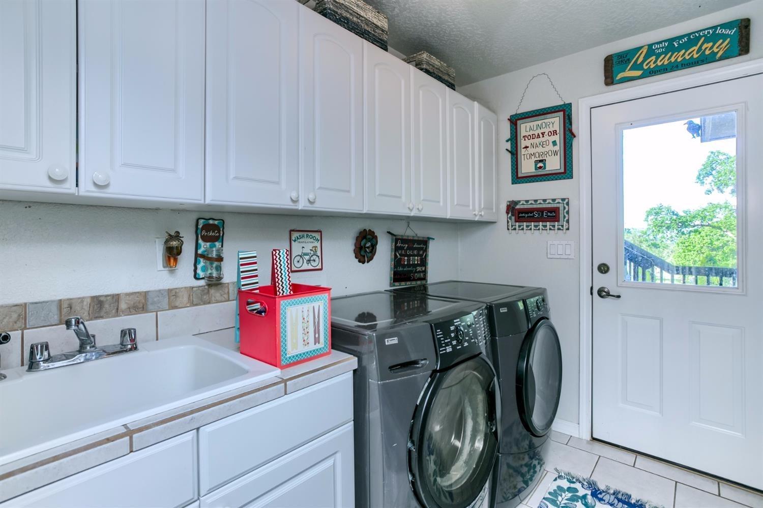 4110 Old Stage Road Central Point, OR 97502 - Photo 30 of 34 a utility room with sink dryer and washer