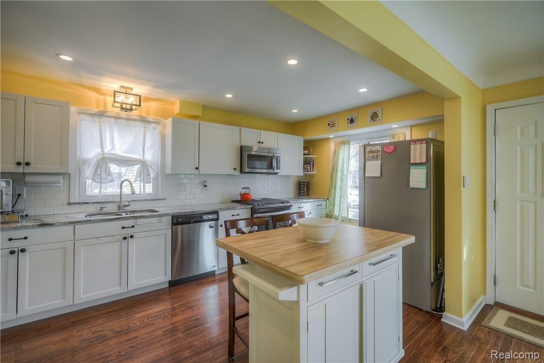 Updated Kitchen with Plenty of Room for an Island