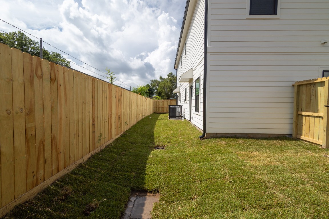 5036 Mallow Street, Unit B Houston, TX 77033 - Photo 35 of 36 a view of a backyard