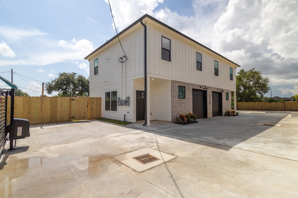5036 Mallow Street, Unit B Houston, TX 77033 - Photo 5 of 36 a backyard of a house
