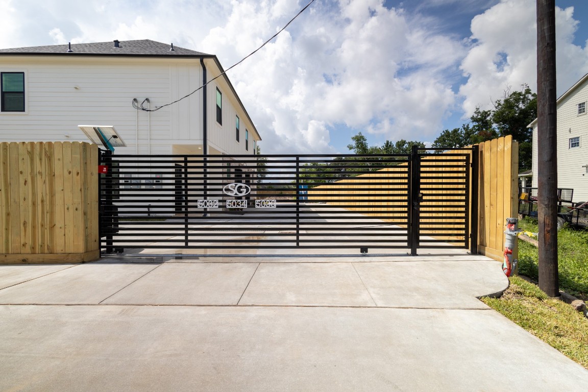 5036 Mallow Street, Unit B Houston, TX 77033 - Photo 6 of 36 a view of a house with wooden fence