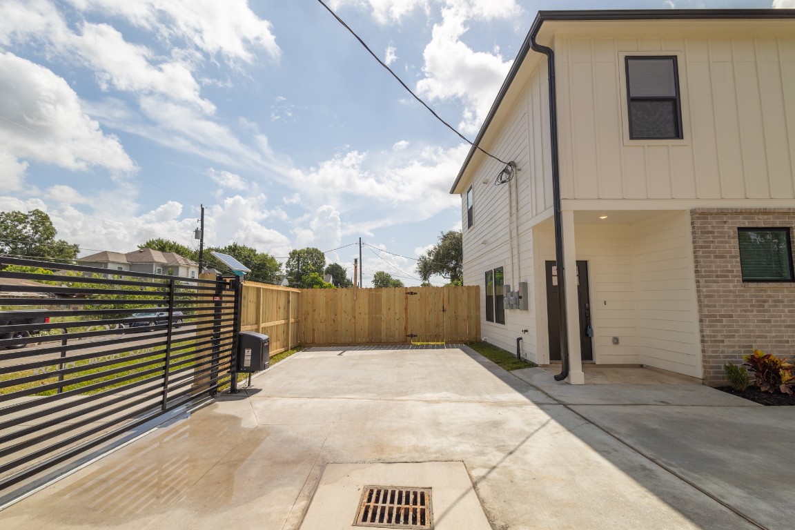 5036 Mallow Street, Unit B Houston, TX 77033 - Photo 8 of 36