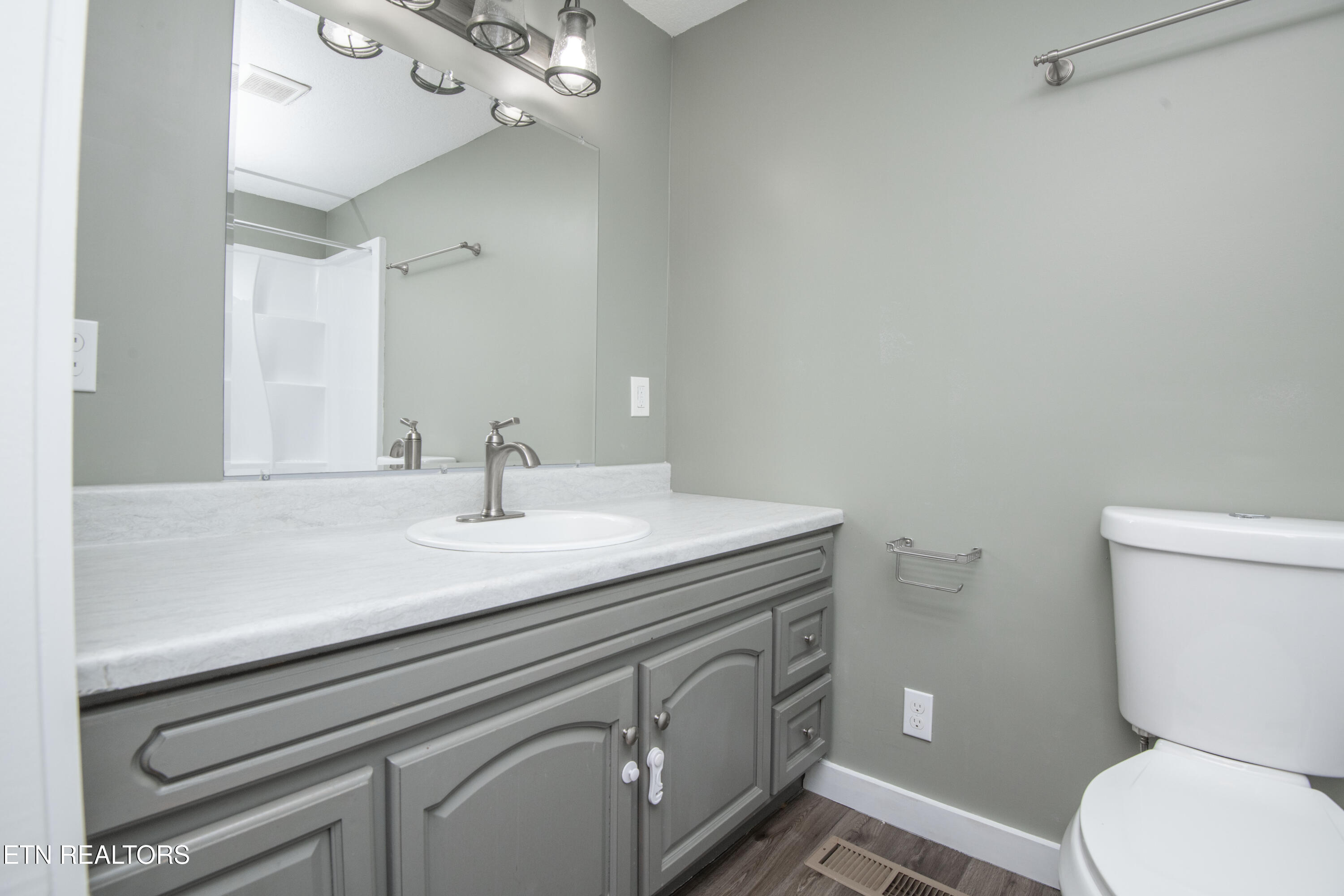 912 Medaris Street Clinton, TN 37716 - Photo 26 of 44 bath