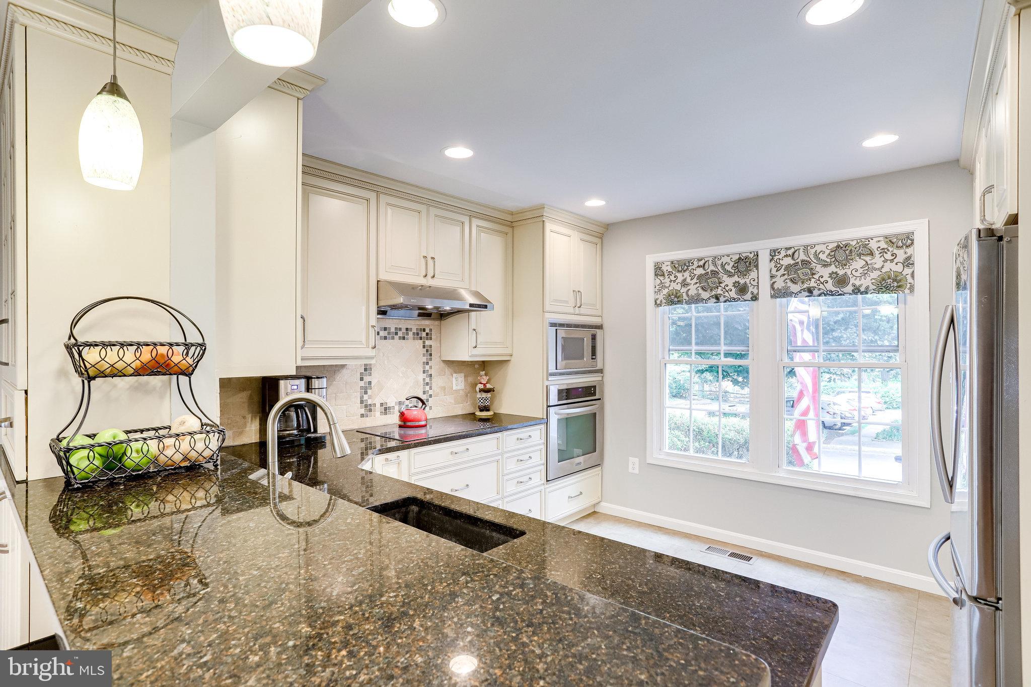 11863 Abercorn Court Reston, VA 20191 - Photo 39 of 75 Stunning kitchen with bar area