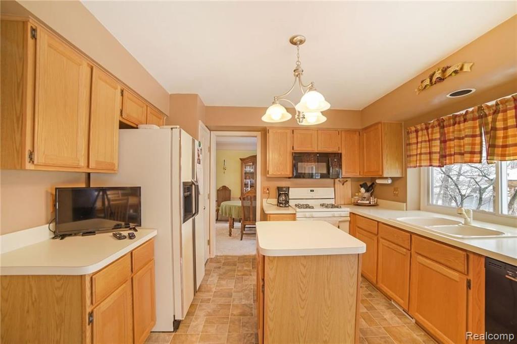 1227 Arms Court Rochester Hills, MI 48307 - Photo 11 of 37