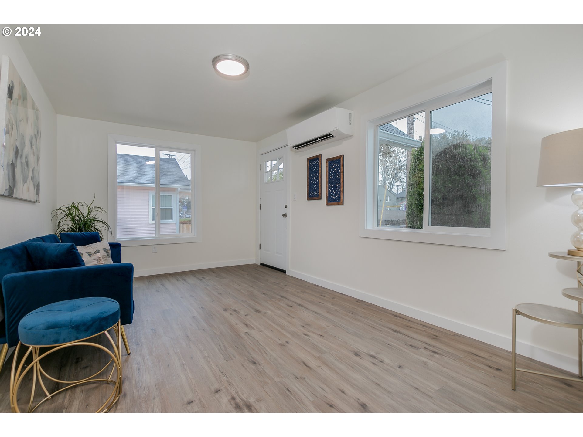 144 South 15th Street Springfield, OR 97477 - Photo 12 of 35 a view of an empty room with a window