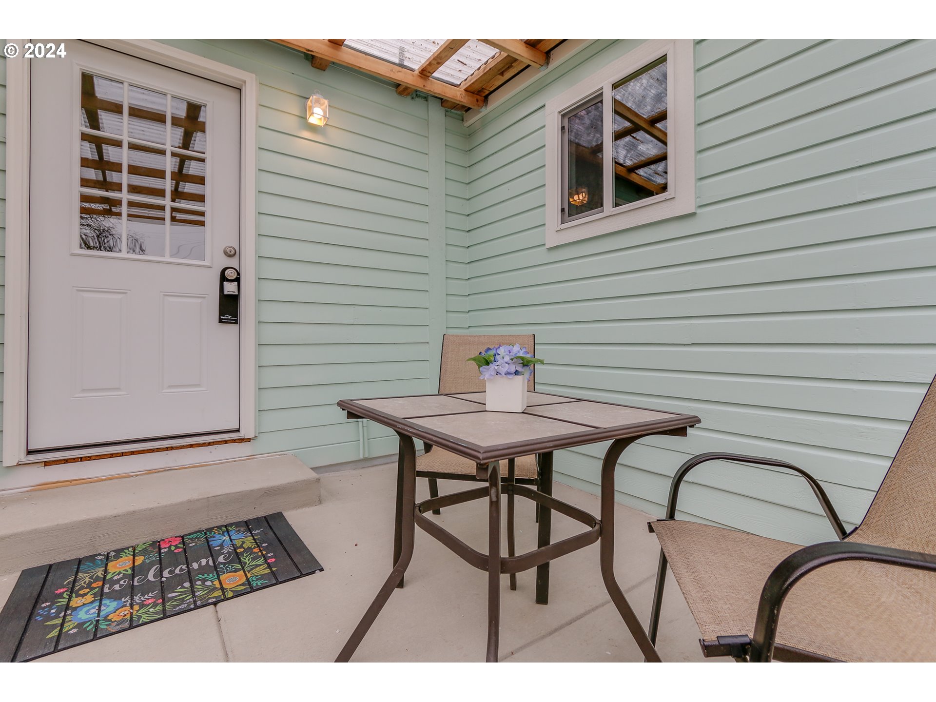 144 South 15th Street Springfield, OR 97477 - Photo 21 of 35 a backyard of a house with table and chairs