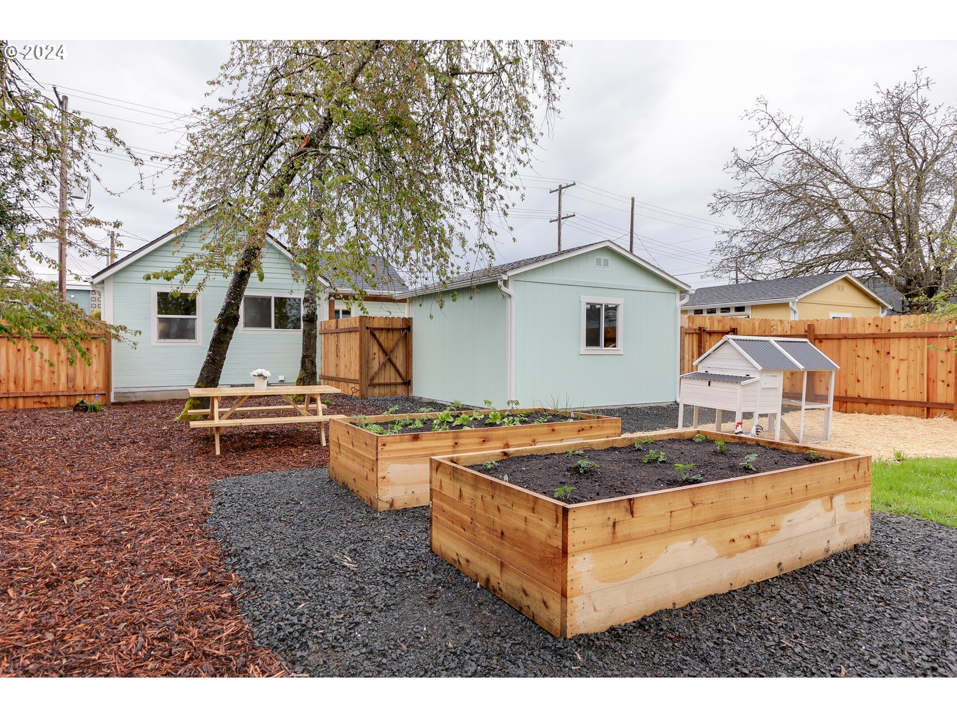144 South 15th Street Springfield, OR 97477 - Photo 29 of 35 a front view of house with backyard space