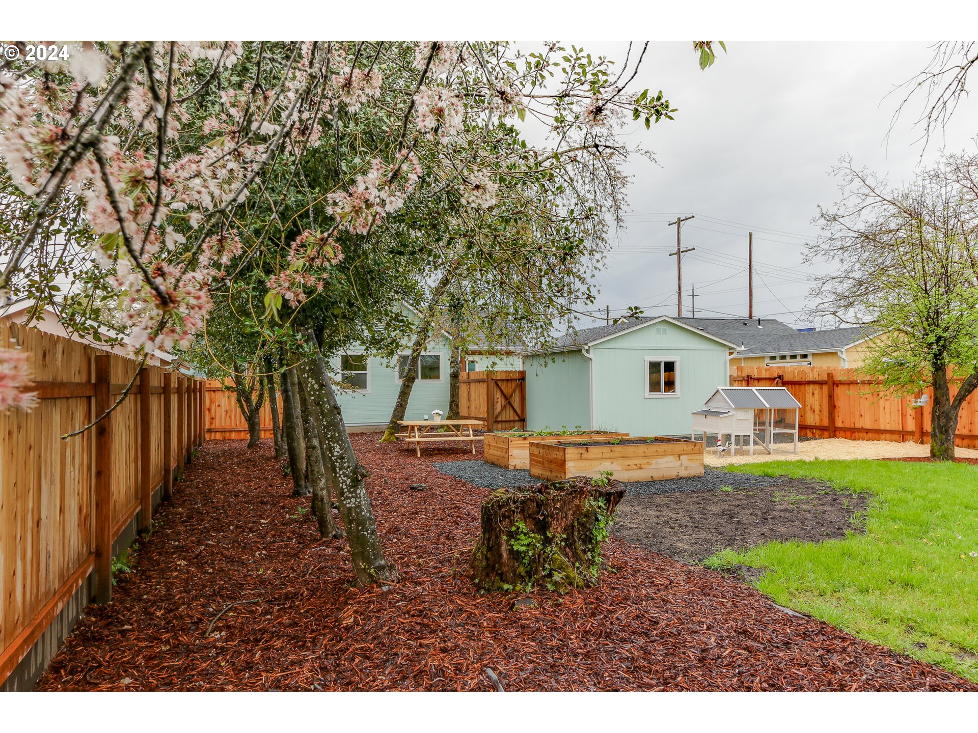 144 South 15th Street Springfield, OR 97477 - Photo 34 of 35 a backyard of a house with table and chairs