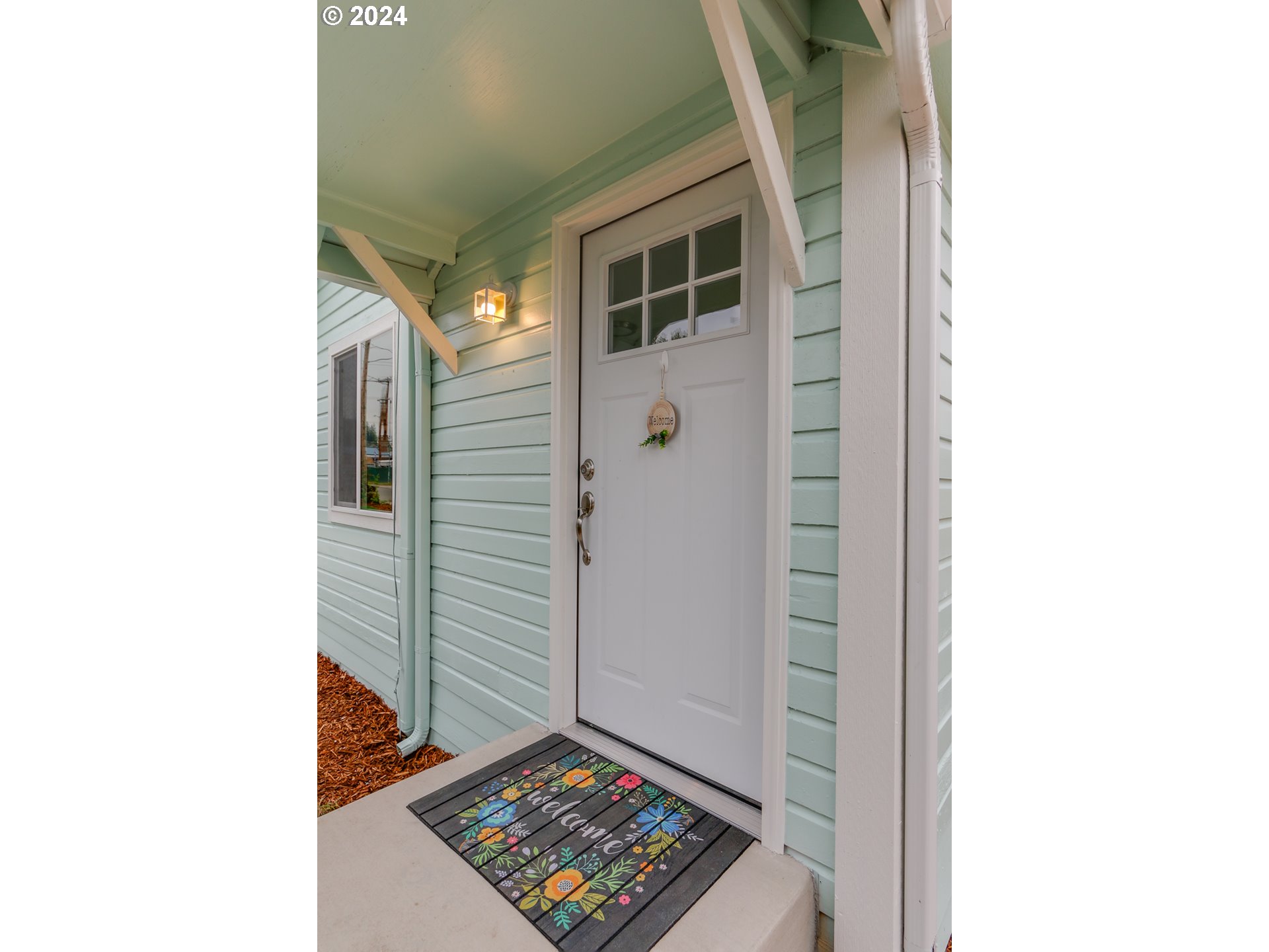 144 South 15th Street Springfield, OR 97477 - Photo 4 of 35 a view of an entryway door