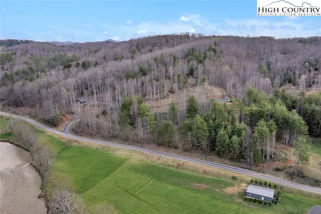 a view of a back yard