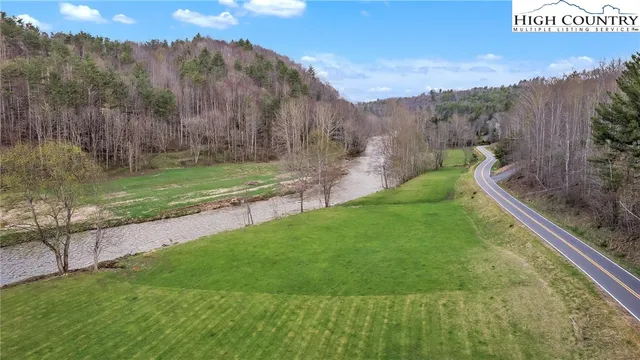 a view of a back yard