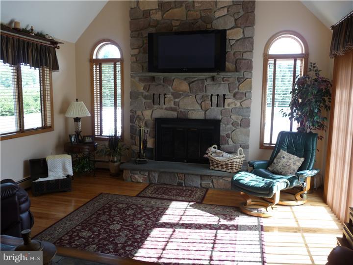 439 Gordon Road Robbinsville, NJ 08691 - Photo 6 of 25 Family Room
