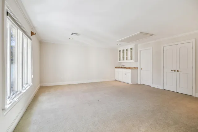 a view of a pathway with a house