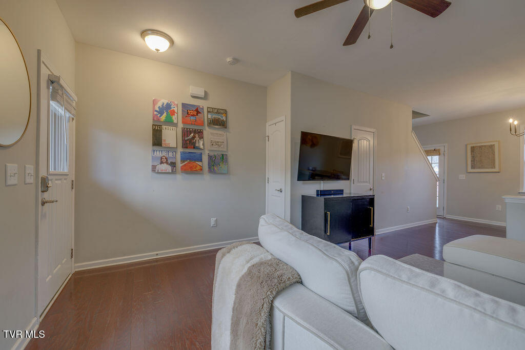 657 Suffolk Road Johnson City, TN 37615 - Photo 11 of 40 009