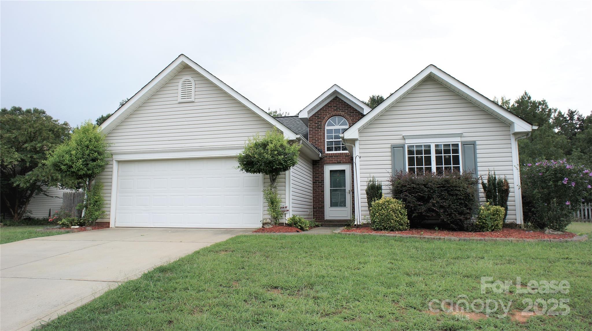 a view of a house with backyard and garden