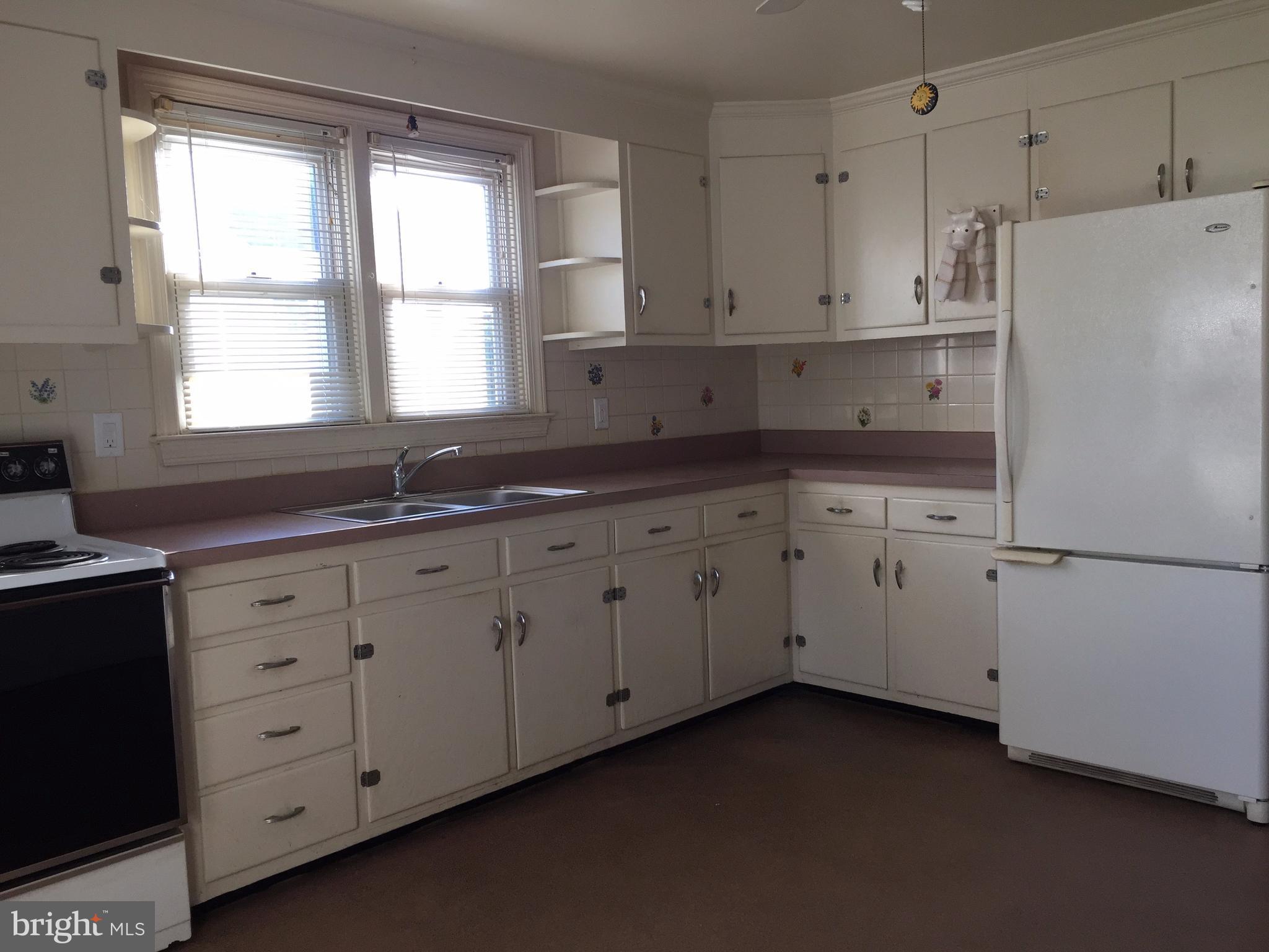 815 Washington Road Westminster, MD 21157 - Photo 6 of 22 Spacious eat-in kitchen
