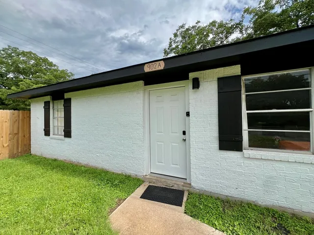 $599,000 | 902 East Hwy Street, Fredericksburg, TX 78624