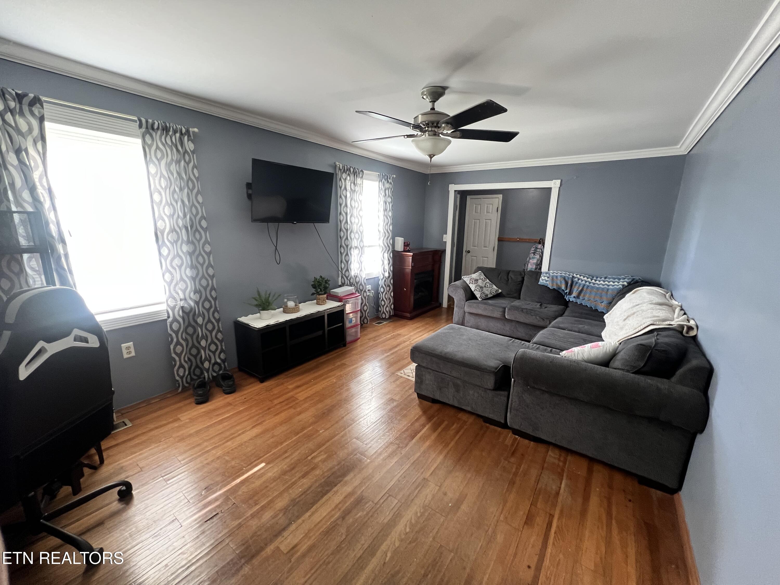 621 South Proctor Boulevard Oneida, TN 37841 - Photo 4 of 24 livingroom