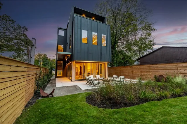 a view of a fountain in front of house