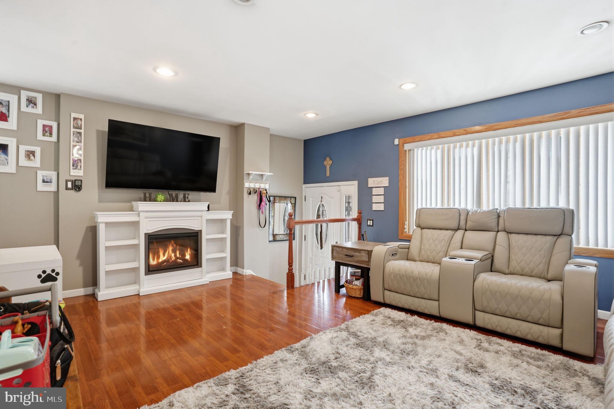 12701 Medford Road Philadelphia, PA 19154 - Photo 3 of 33 Living Room