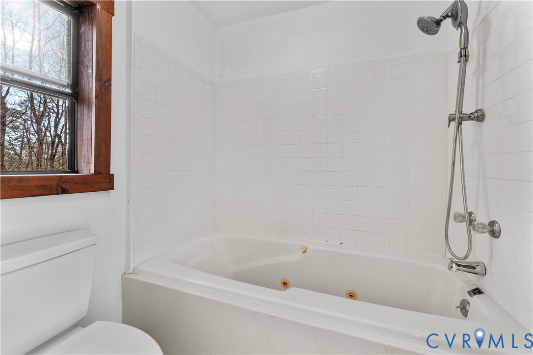 45 Morningside Road Cartersville, VA 23027 - Photo 40 of 50 a bathroom with a bathtub and a toilet