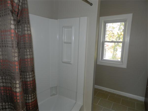 85 Appleton Street Springfield, MA 01108 - Photo 12 of 22 a bathroom with a bathtub