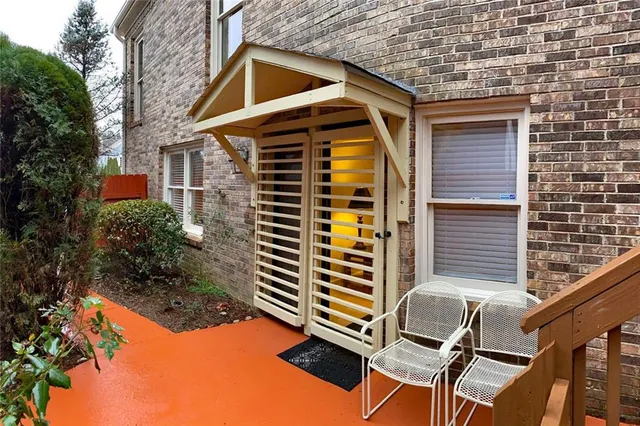 a view of back yard of the house