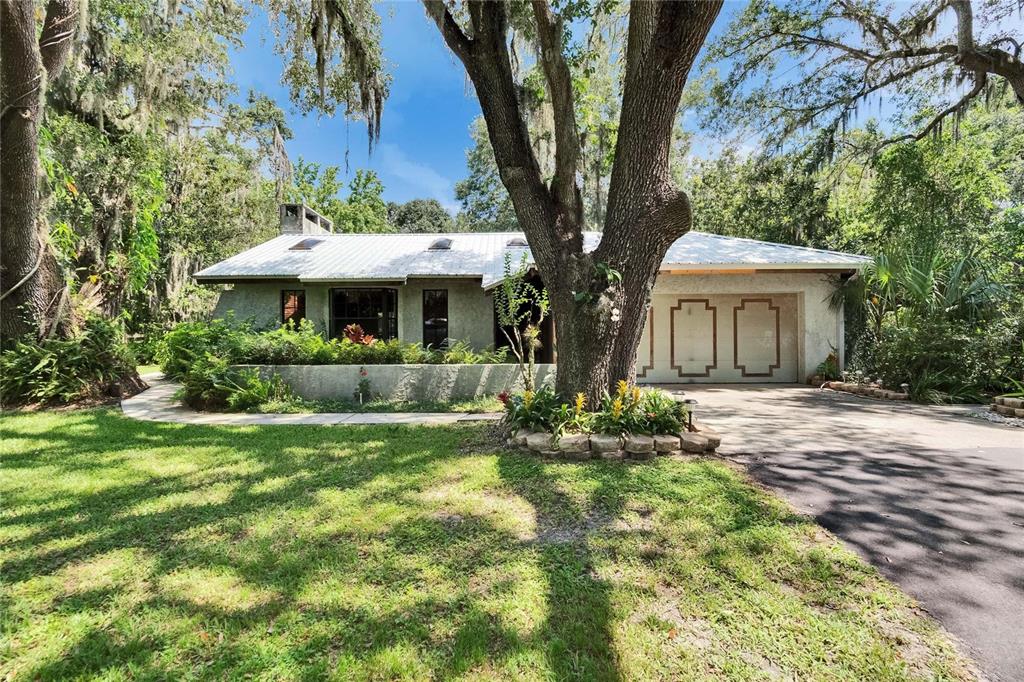 3102 East Trapnell Road Plant City, FL 33566 - Photo 11 of 100 a front view of a house with a yard