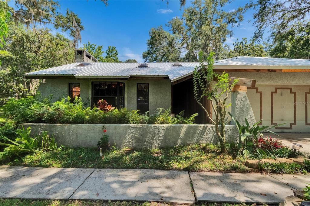 3102 East Trapnell Road Plant City, FL 33566 - Photo 2 of 100 a front view of a house with a yard