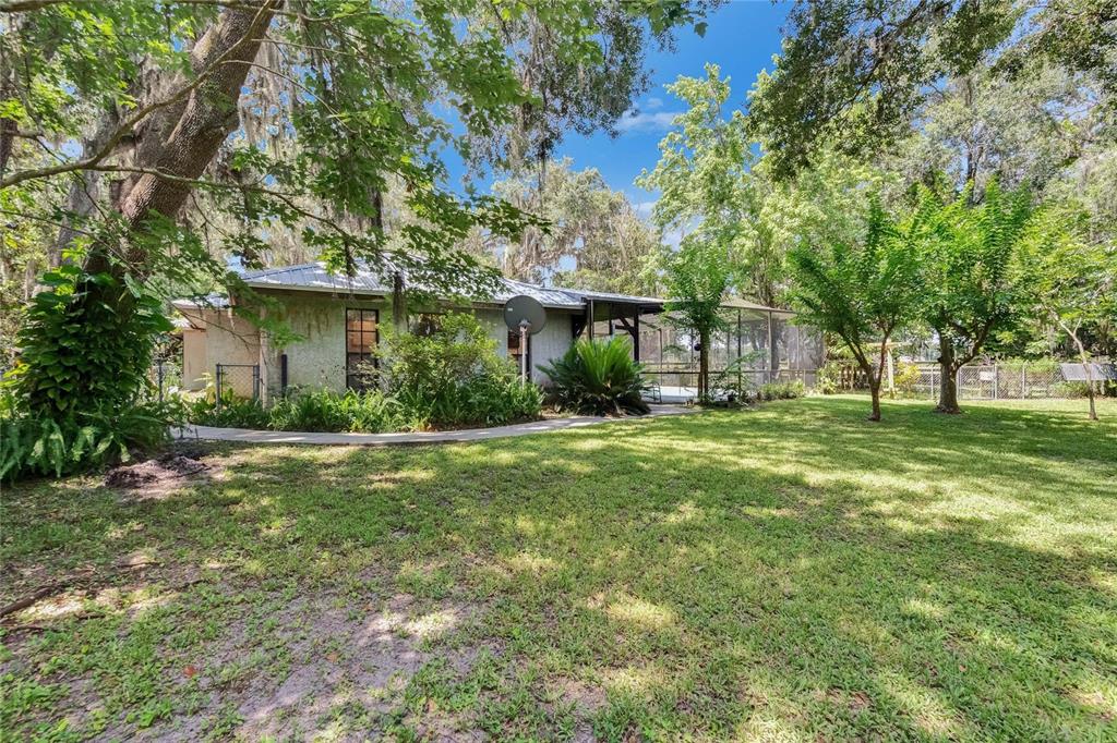 3102 East Trapnell Road Plant City, FL 33566 - Photo 29 of 100 a front view of a house with a garden