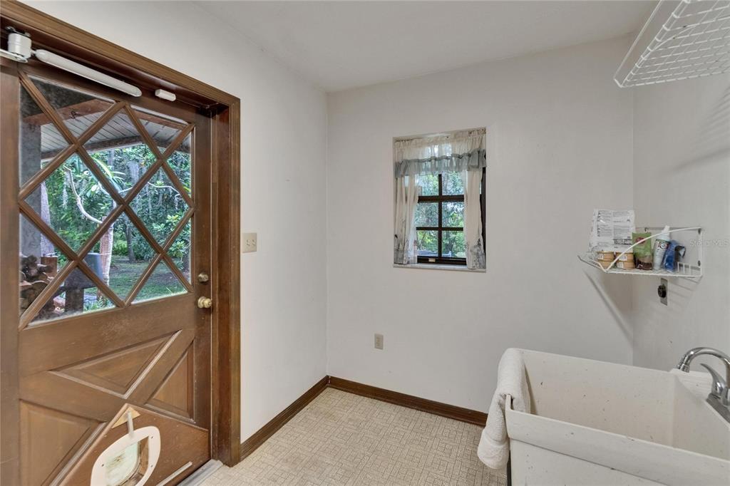 3102 East Trapnell Road Plant City, FL 33566 - Photo 57 of 100 a bathroom with a bathtub and window