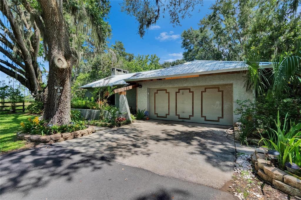 3102 East Trapnell Road Plant City, FL 33566 - Photo 7 of 100 a front view of a house with a yard