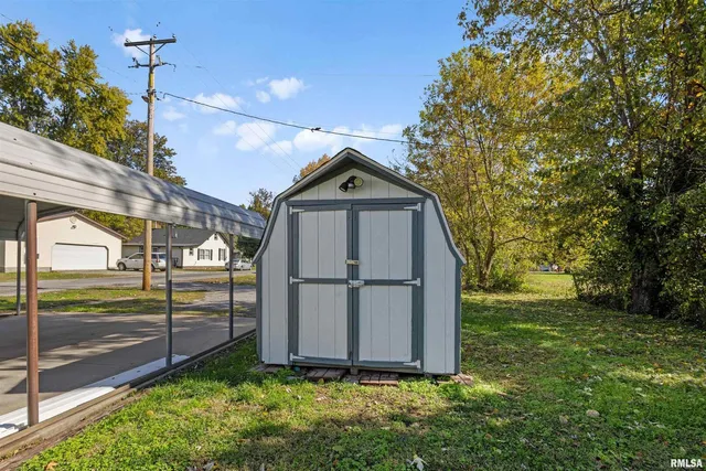 a view of a back yard
